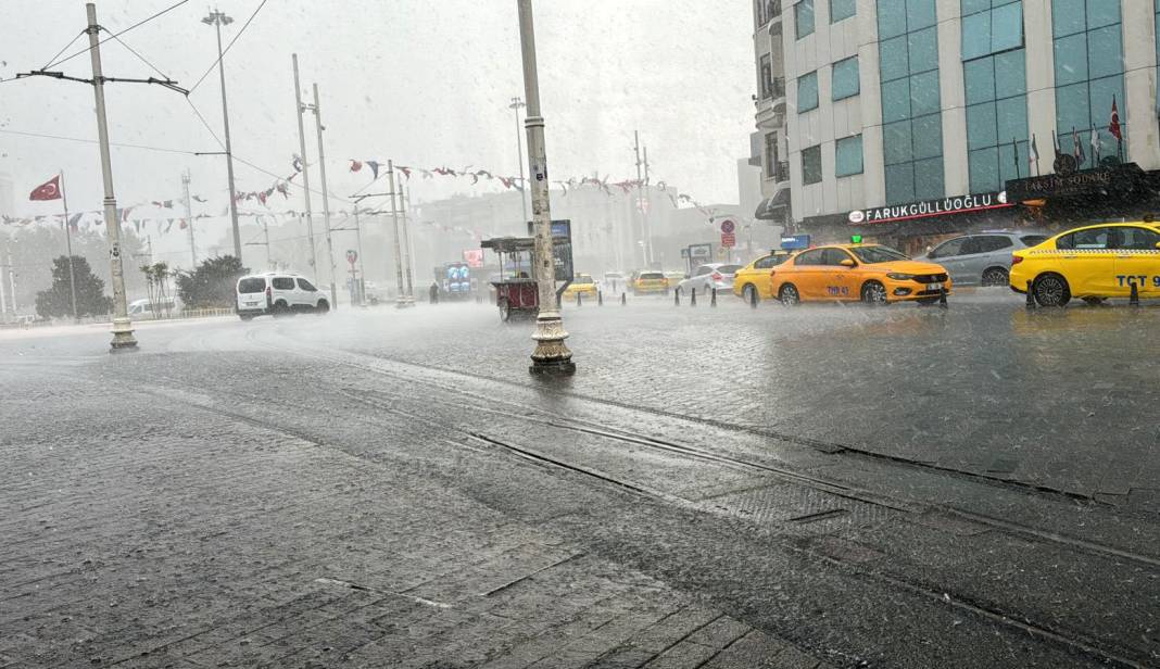 İstanbul'u sağanak vurdu. Mısır Çarşısı girişi sular altında, tramvay seferleri durdu 25